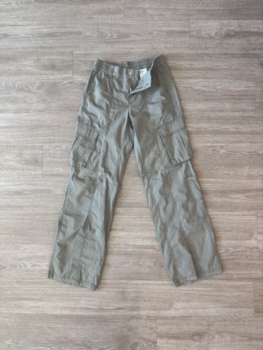 NWT H&M Low-Rise Cargo Pants in Olive Green, Size 2 - Picture 2 of 8